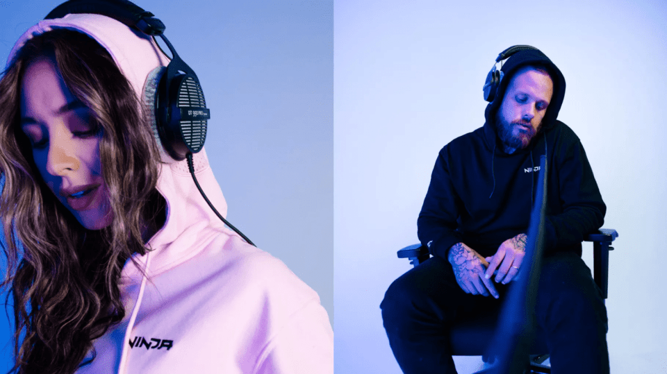 Mikina s otvory pro sluchátka od Team Ninja